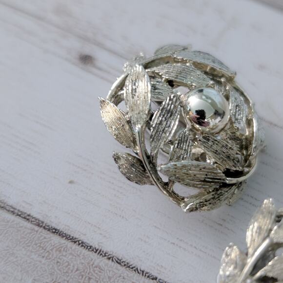 Vintage Clip On Earrings Statement Light Gold Tone Leaves - Fair Condition - Picture 2 of 8